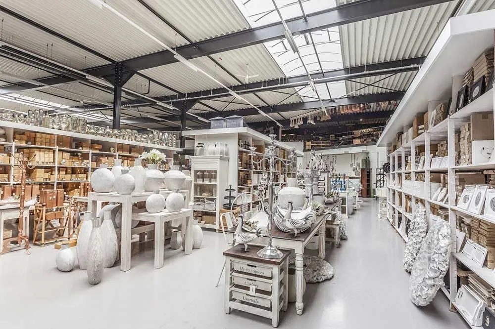 Antikas Showroom - Holz- und Dekorationsabteilung