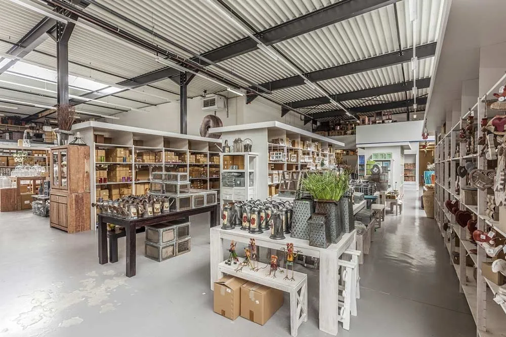 Antikas Showroom - zentrale Verkaufsfläche mit ausgewählten Stücken