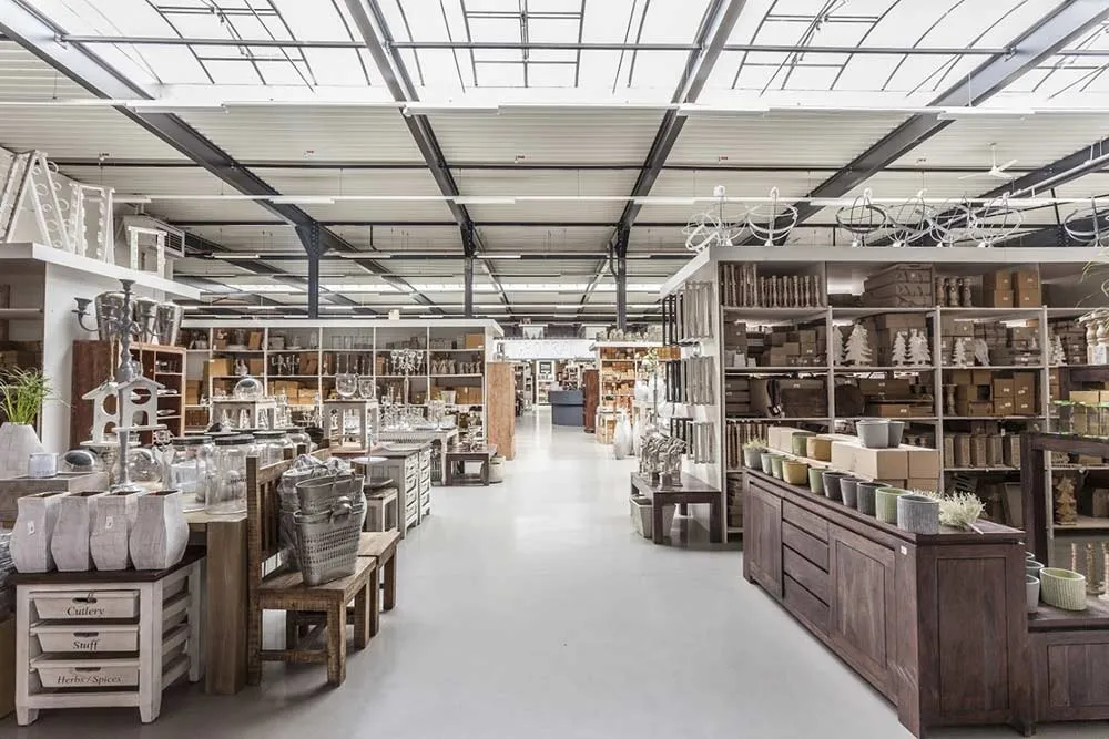Antikas Showroom - Möbel- und Beschlägebereich